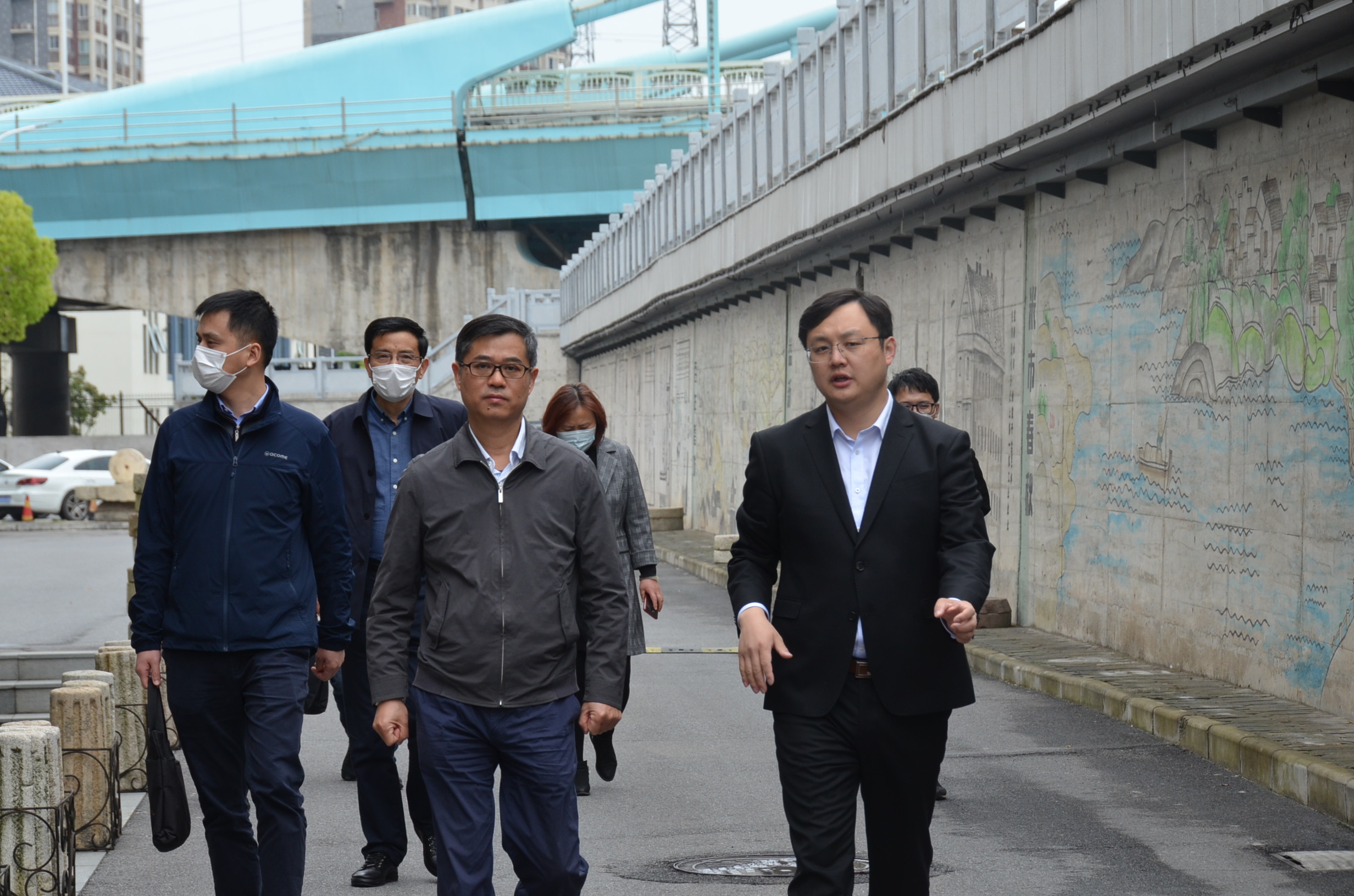 调研组一行参观大砻坊历史文化长廊及工业设计展厅卞国琛向调研组